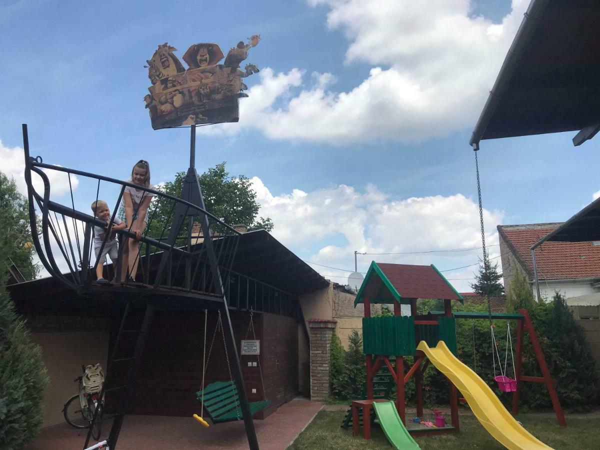 Gyulai Meseház Apartman Exterior foto